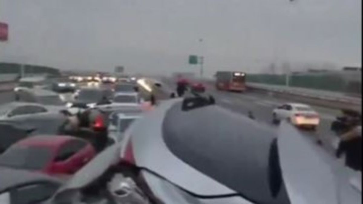 Katasztrófa: több mint 100 autó ütközött Kínában (VIDEÓ)