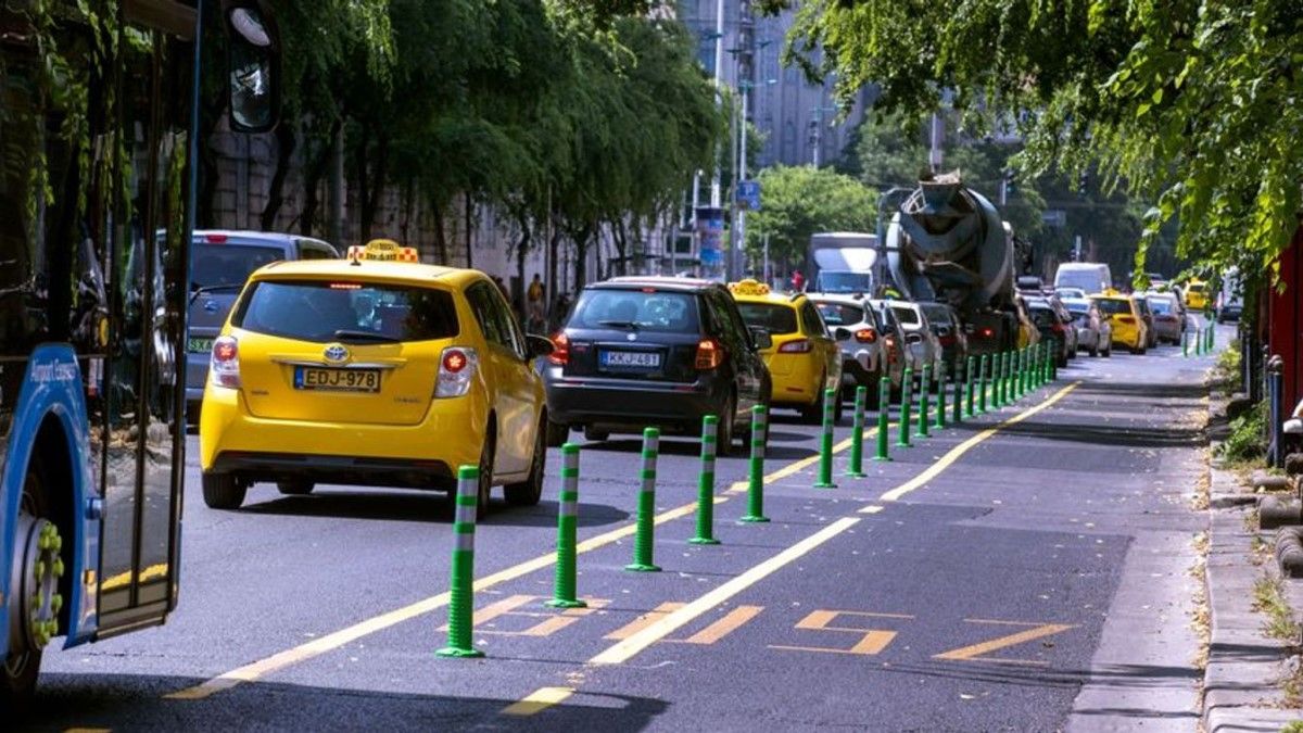 Teljes fejetlenség és káosz jellemzi a budapesti forgalomszervezést – független taxis a Mandinernek