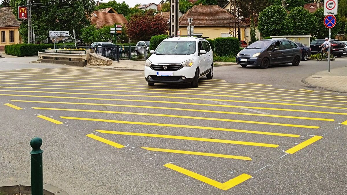 Tudja, mit jelent ez a sárga felfestés az utakon? Mutatjuk!