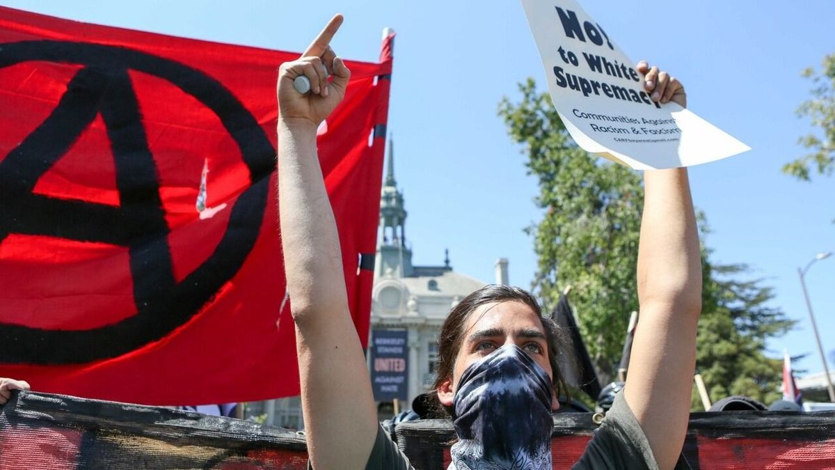 Aki most Ilaria Salis „sanyarú sorsa” miatt sír, az valójában az antifa által megvertekbe törli bele a lábát