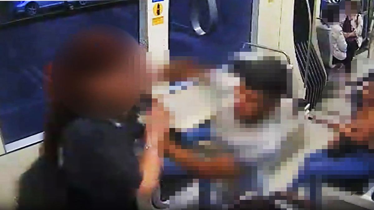 Hárman támadtak meg egy nőt egy budapesti villamoson, egyikőjük ököllel meg is ütötte