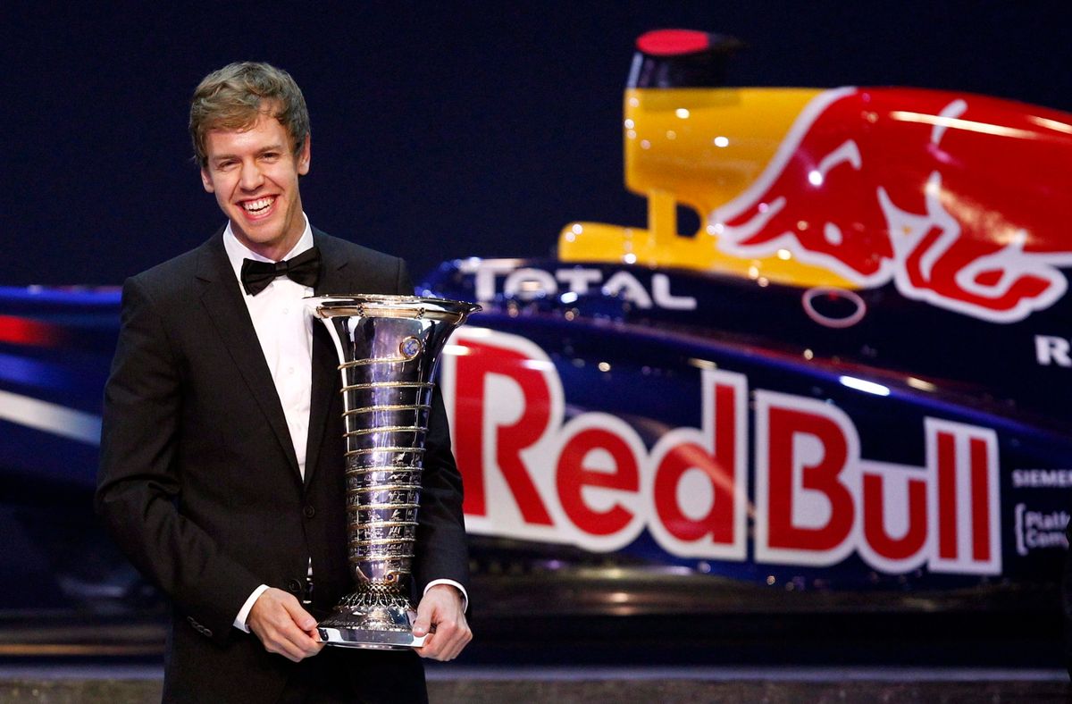 
Újdelhi, 2011. december 9.
Sebastian VETTEL, a Red Bull világbajnok Forma-1-es német versenyzője fogja a világbajnoki trófeát a Nemzetközi Automobil Szövetség, a FIA díjkiosztó ünnepségén Újdelhiben. Indiában az idén októberben rendeztek elõször Forma-1-es futamot. (MTI/EPA/Parivartan Sarma)  