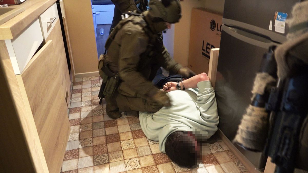 Túsztárgyalóval vonult ki a TEK az őrjöngő férfihoz, aki túszul ejtett egy nőt és lövöldözni kezdett (VIDEÓ)