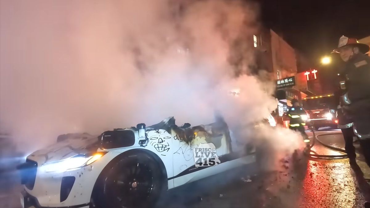 Ilyet még nem láttunk: szétvertek egy önvezető taxit (VIDEÓ)