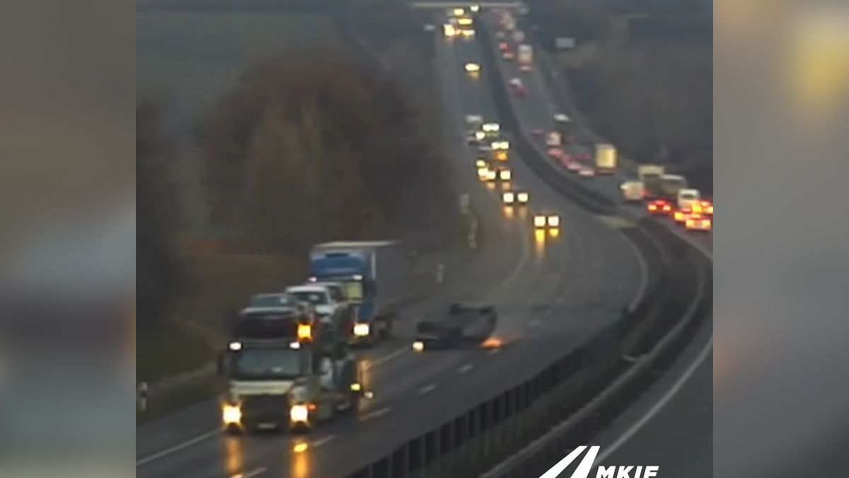Szikrákat szórt, miközben pörgött egy autó az M1-es autópályán (VIDEÓ)