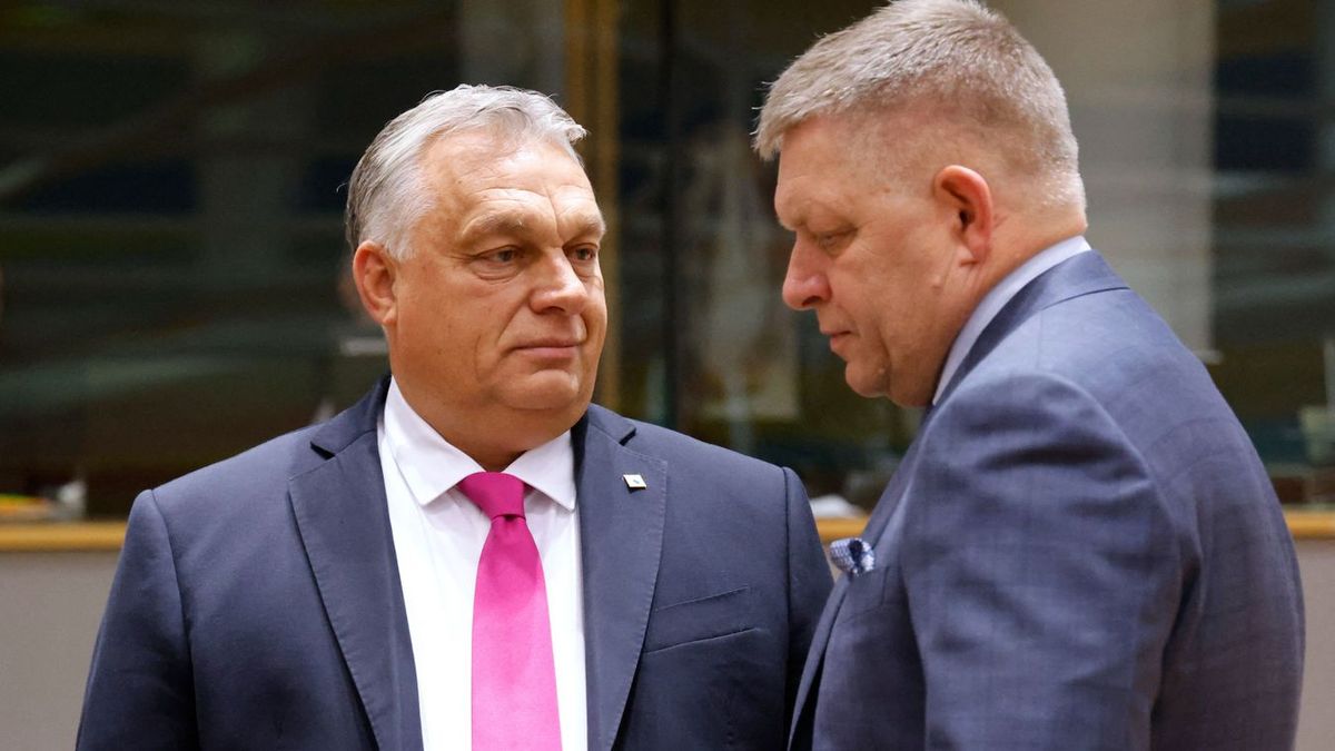 A magyar miniszterelnök Fico mögött keres valamiféle paravánt