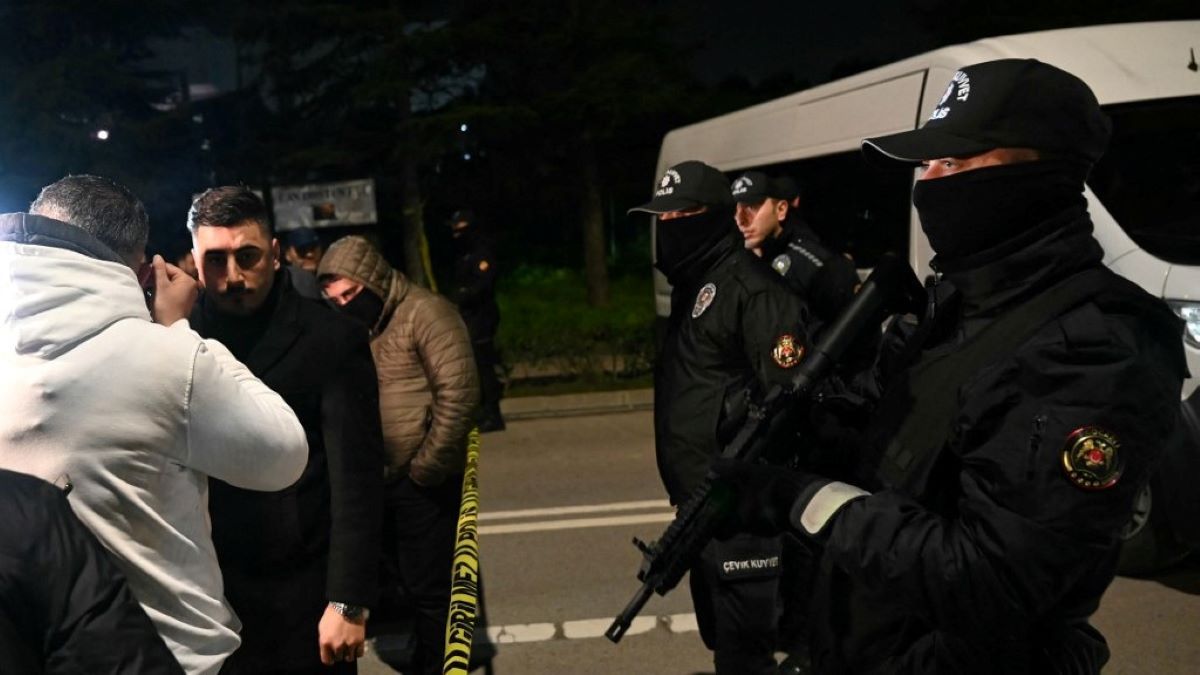 Fegyveres férfi ejtett túszokat egy törökországi gyárban