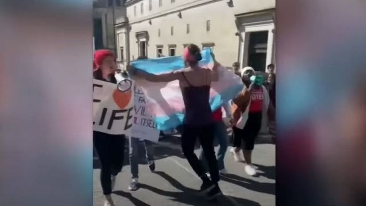Így rontott neki egy transz aktivista az életpárti tüntetőknek (VIDEÓ)