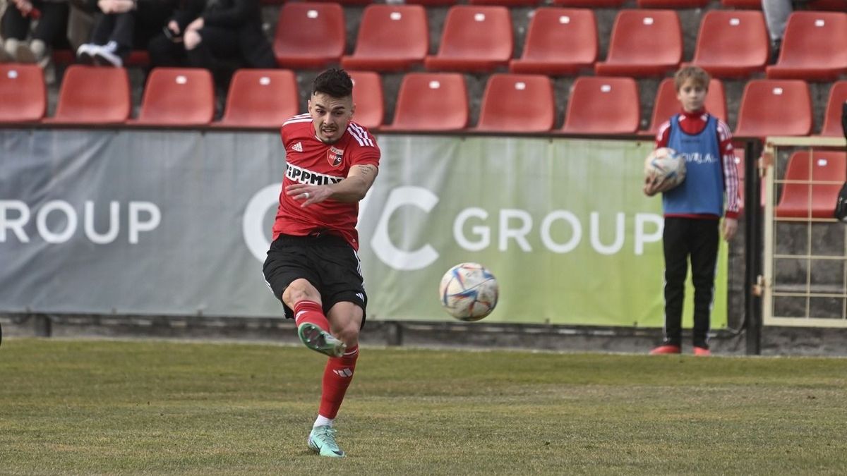 Kirúgta a labdát a stadionból, repült az edző is! (VIDEÓ)
