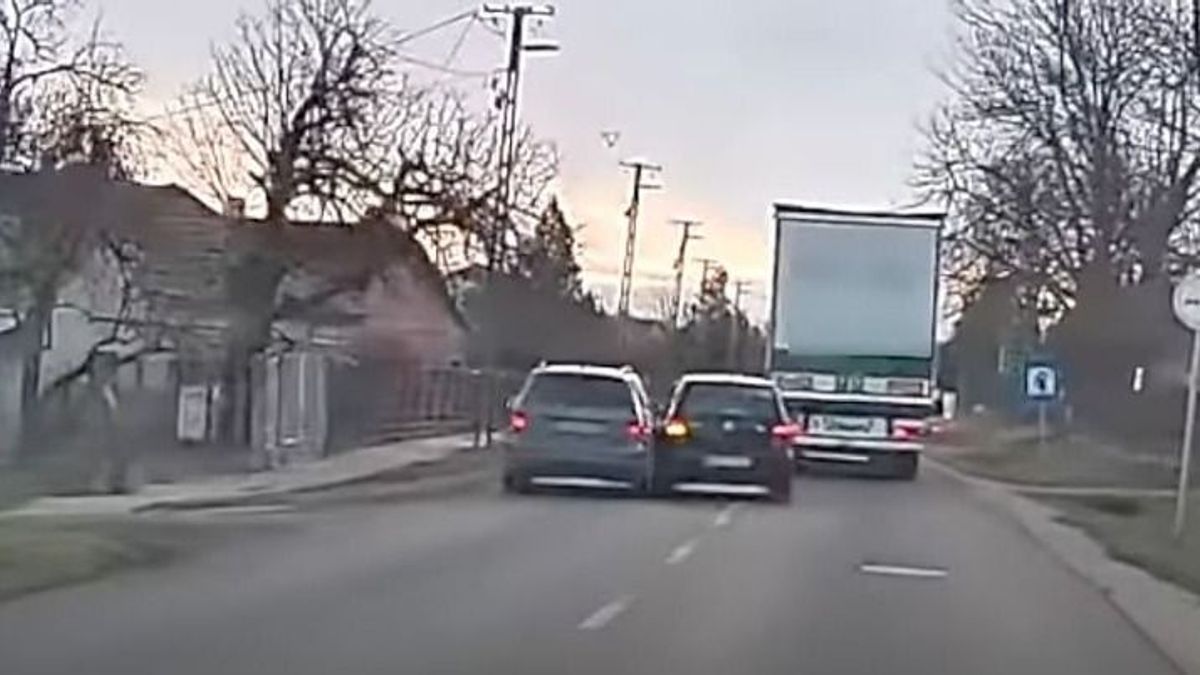 A két autós egyszerre akarta megelőzni a kamiont, baleset lett a vége (VIDEÓ)