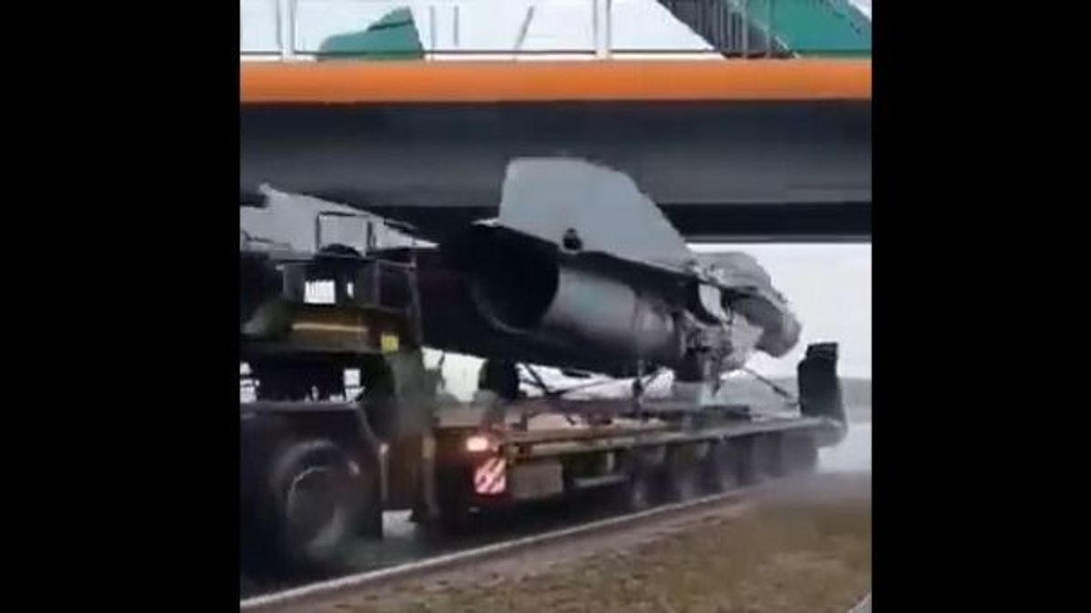 Így ment a MiG-29-es az autópályán Ukrajnába (VIDEÓ)