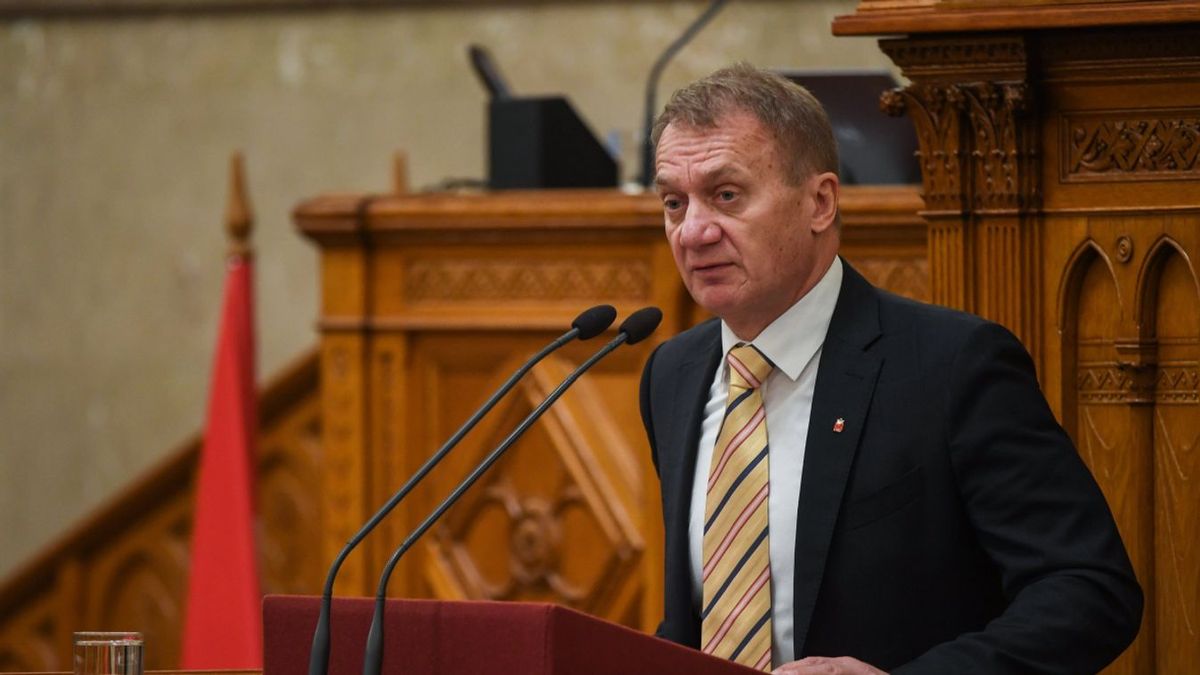 Íme, ő Varju László, a DK elítélt politikusa!