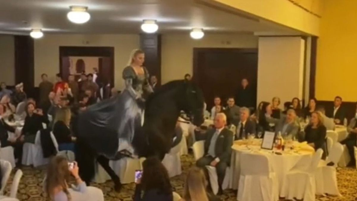 Lóháton mentek be az étterembe Sümegen (videó)
