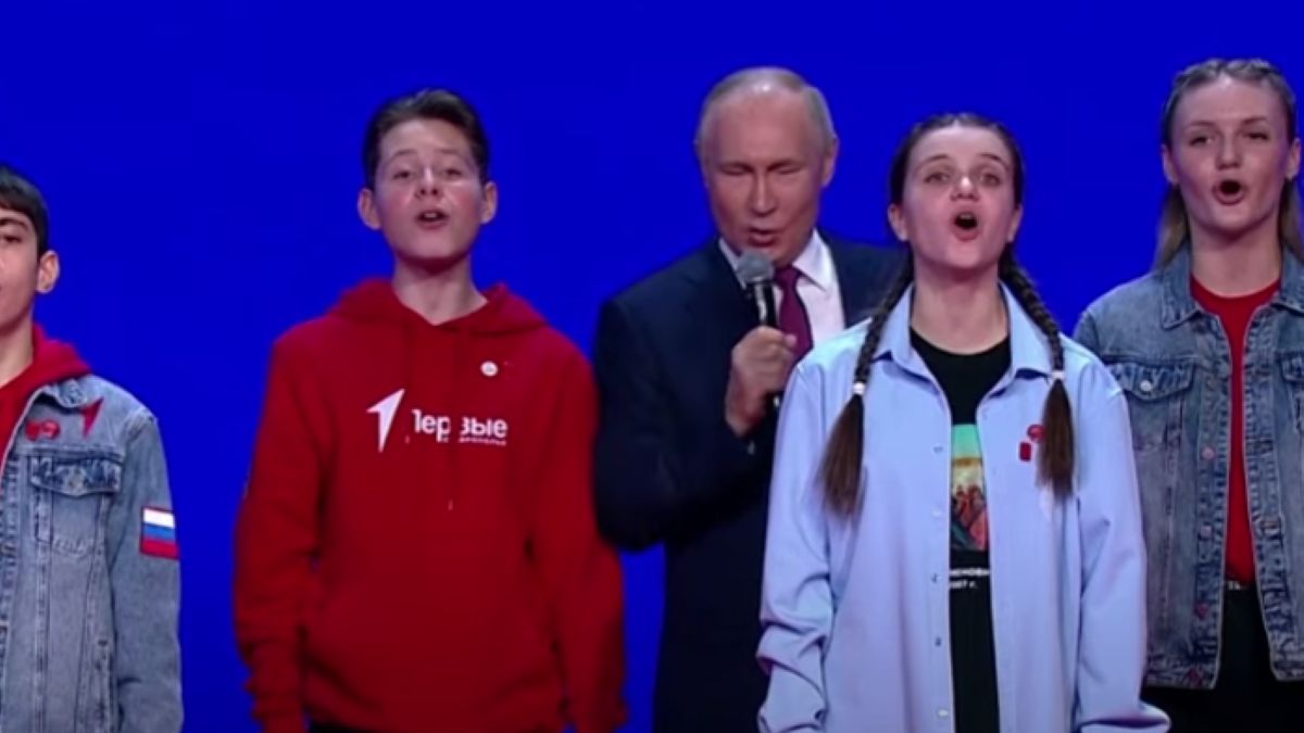 Putyin mikrofont ragadott: így énekel önfeledten az orosz elnök (videó)