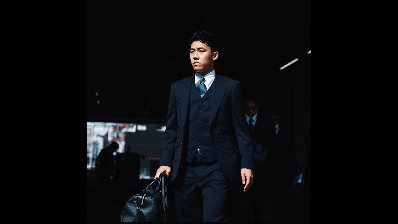 Endó Wataru a Liverpool FC védekező középpályása egy mesterséges intelligencia által generált képen maffiózóként ábrázolva 