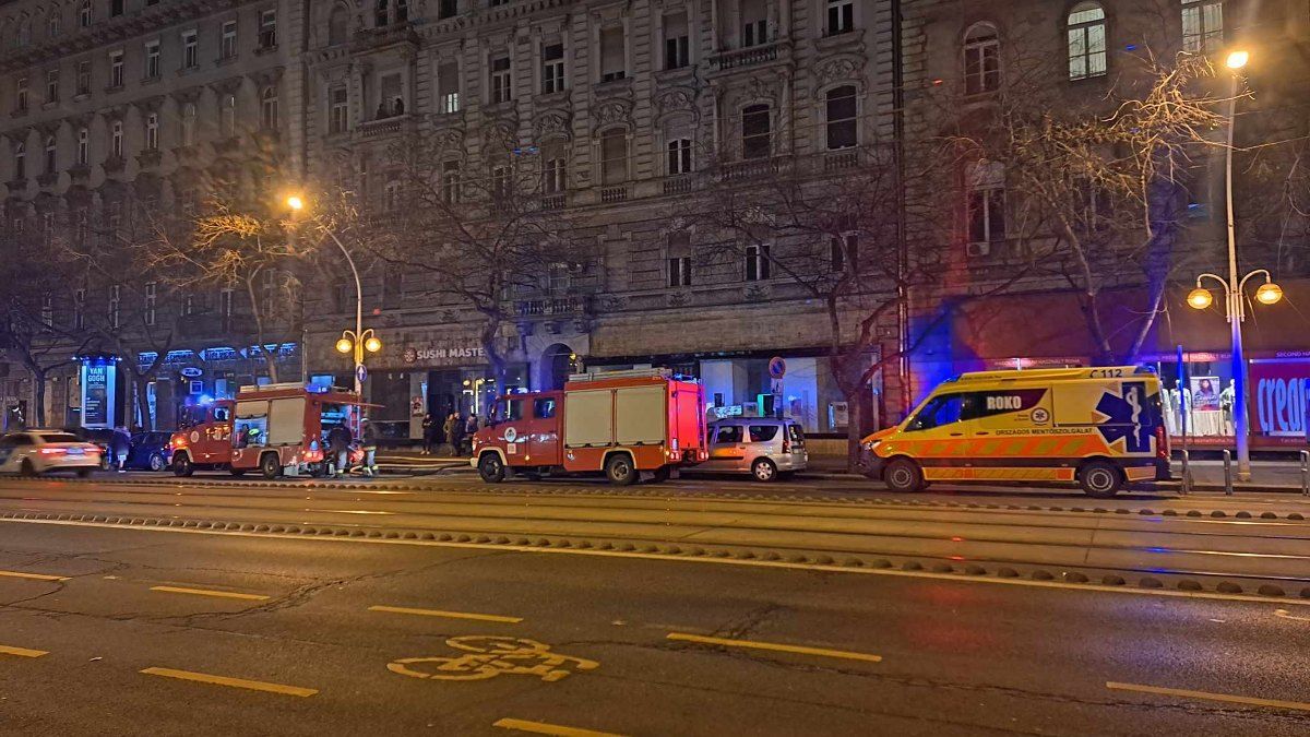 Tűzoltókat riasztottak kedd este az Oktogonhoz (fotók)