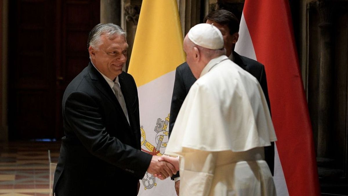 Keményen beolvasott Daniel Freund Orbánnak és a Pápának