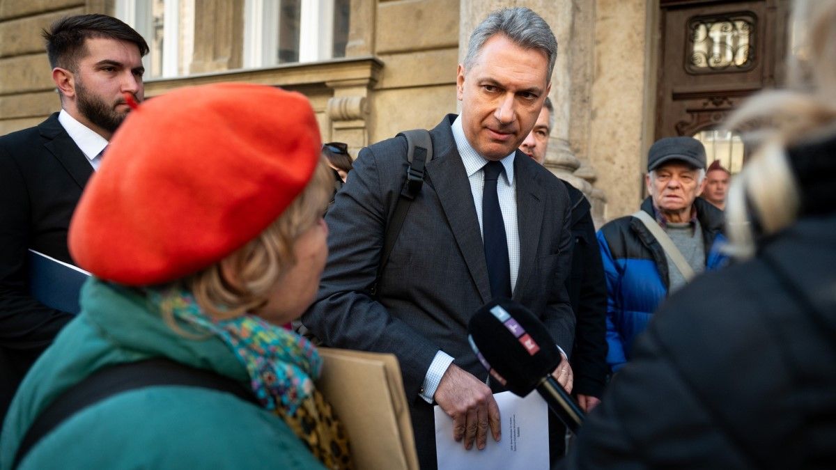 Tüntettek az Építési és Közlekedési Minisztériumnál, egyszer csak megjelent Lázár János