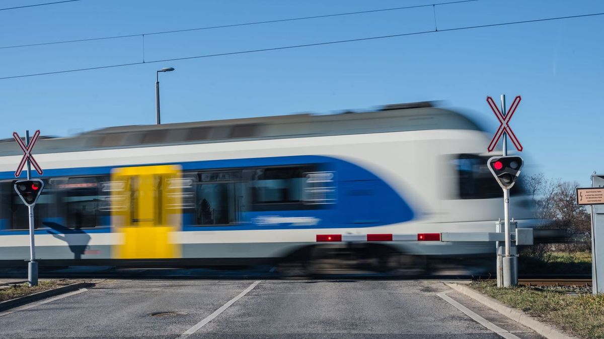 Sínekre feküdt egy férfi Máriatölgyesen, a vonat már nem tudott megállni