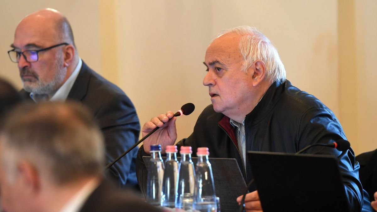 Az újbudai DK-s polgármester még ki is tüntette az újabb pedofilbotrány gyanúsítottjának anyját