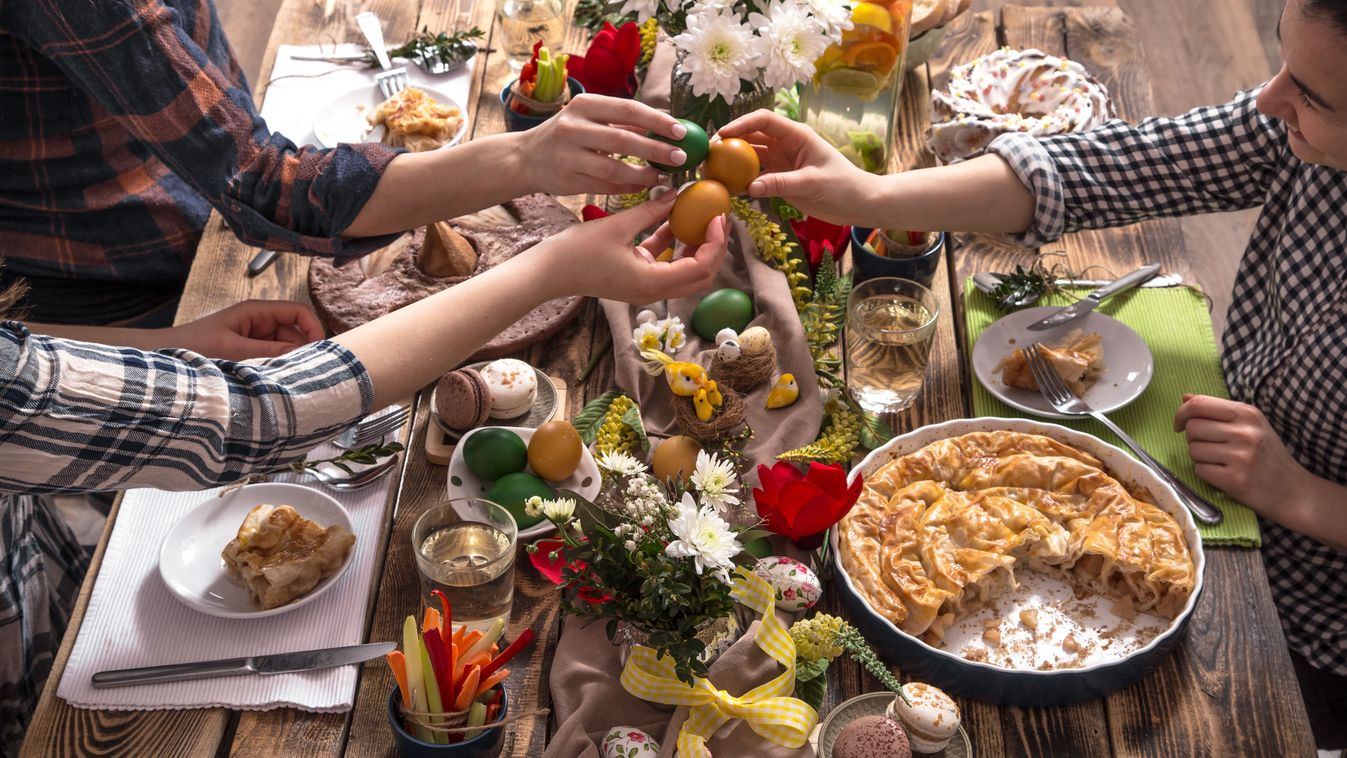 Home,Holiday,Friends,Or,Family,At,The,Festive,Easter,Table
