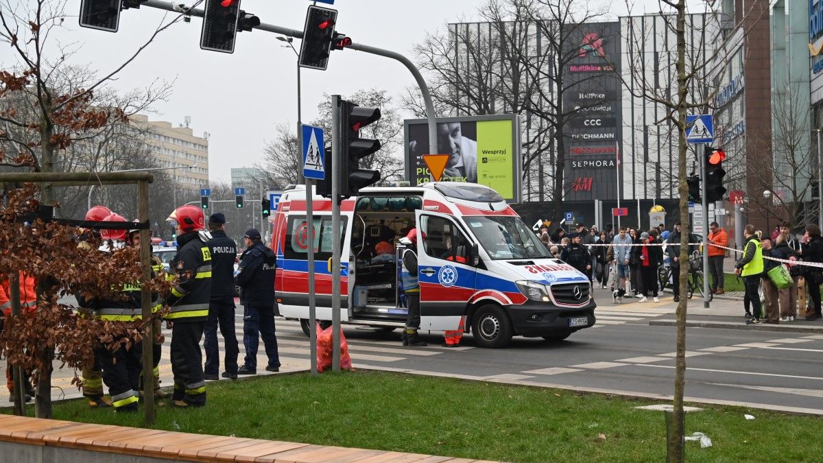 Tömegbe hajtott egy autó Lengyelországban, 17-en megsérültek (videó)