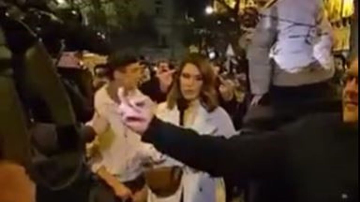 Videón, ahogy eluralkodik a lincshangulat Magyar Péter megmozdulásán