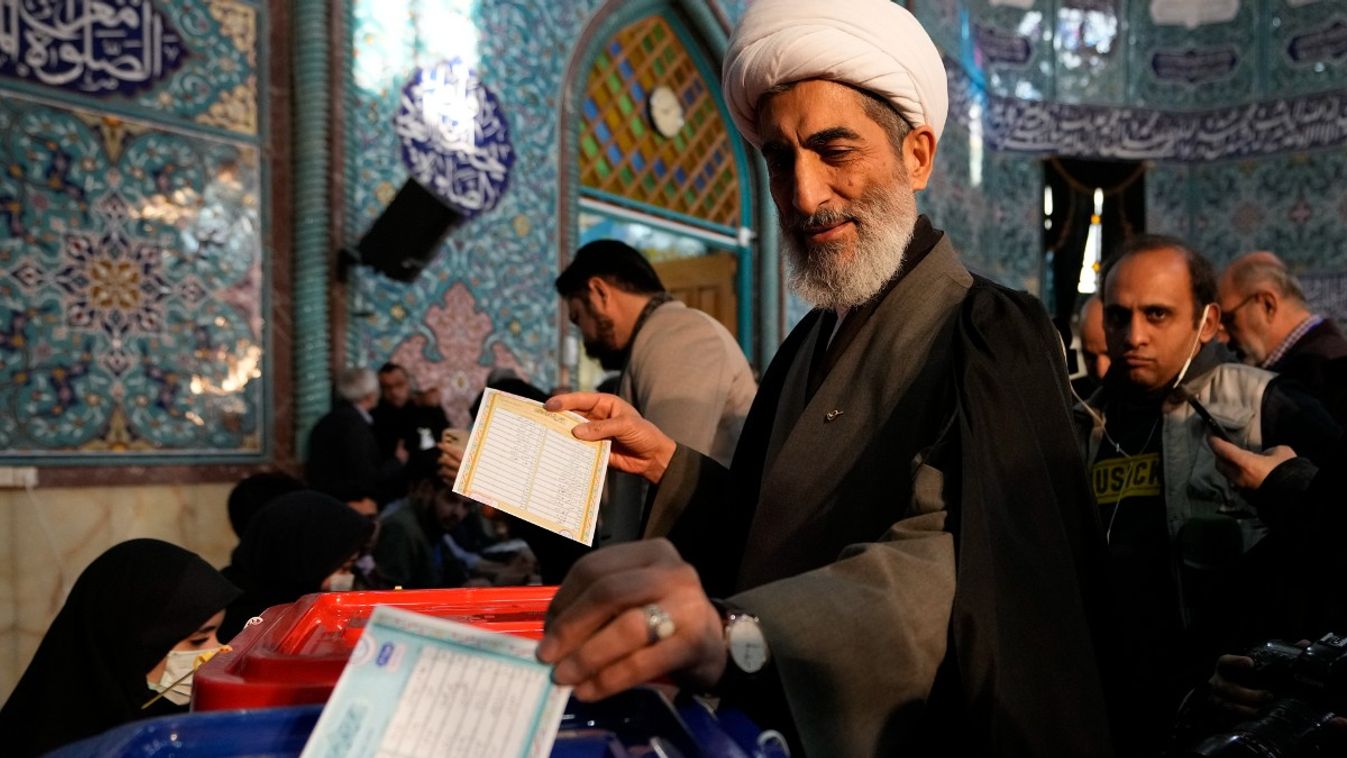 Imám voksol egy szavazóhelyiségnek használt teheráni mecsetben 2024. március 1-jén, amikor Iránban parlamenti választásokat tartanak, és megválasztják a Szakértők Tanácsának tagjait is.