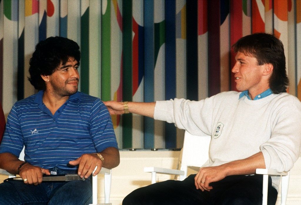 German national player Lothar Matthäus (r) talks to Argentinian player Diego Maradona (1986).null (Photo by FRANK MACHLER / DPA / dpa Picture-Alliance via AFP)