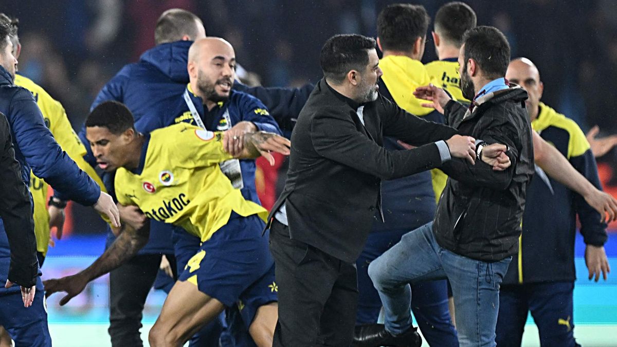 Nem bírták cérnával a török szurkolók, a pályán támadtak Szalai Attila korábbi csapattársaira (VIDEÓ)