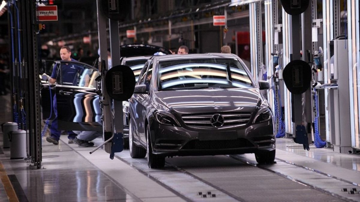 Elégedetlenek a dolgozók: figyelmeztető sztrájkot tartottak a kecskeméti Mercedes-gyár üzemeiben