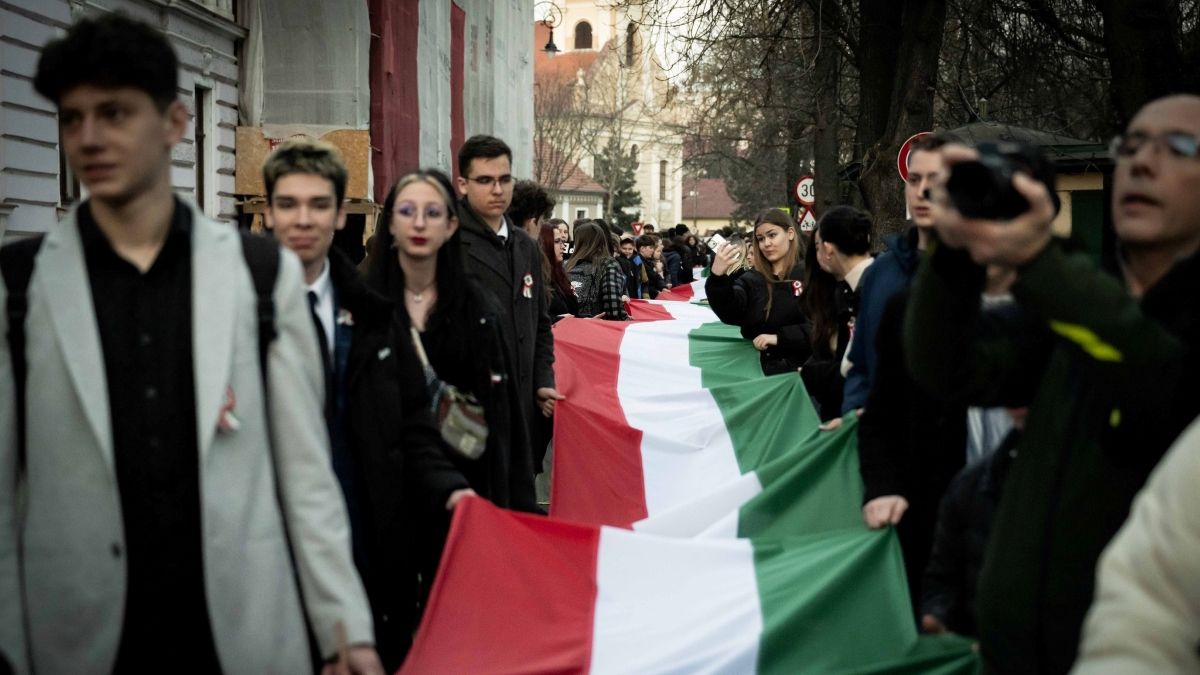 Százméteres magyar lobogó és fáklyás felvonulás: Nagyvárad különb március 15-i műsort villantott, mint Budapest