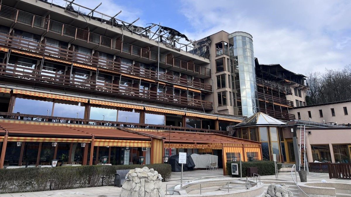 Drámai felvétel: így néz ki repülőről a kiégett Silvanus Hotel (VIDEÓ)