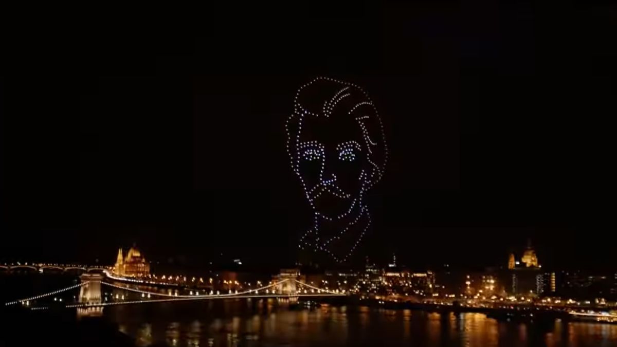 Drónshow-val lepték meg Budapestet Rákay Philipék (VIDEÓ)