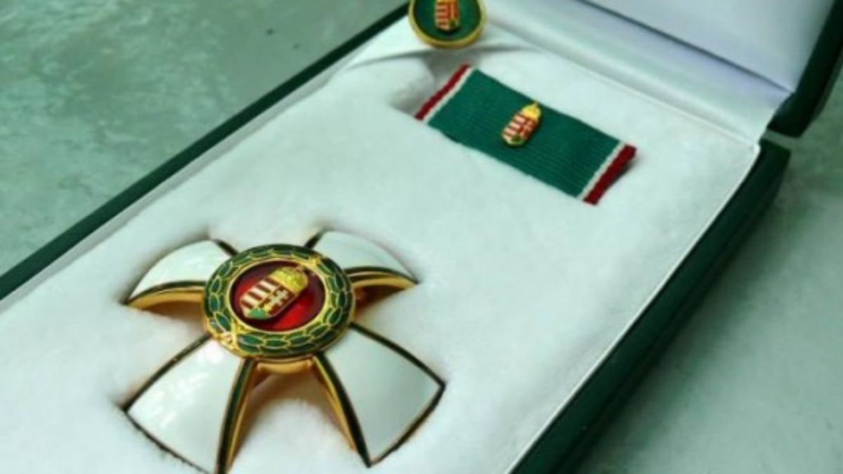Csák János állami kitüntetéseket és művészeti díjakat adott át