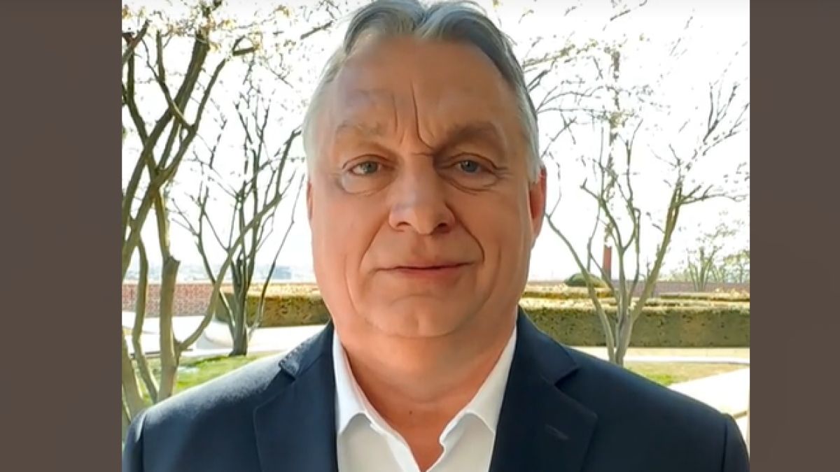 Bikinis feleség, gyerkőc, zászló – Orbán Viktoréktól azt kérték, mutassák meg telefonjuk képernyőjét (Videó)