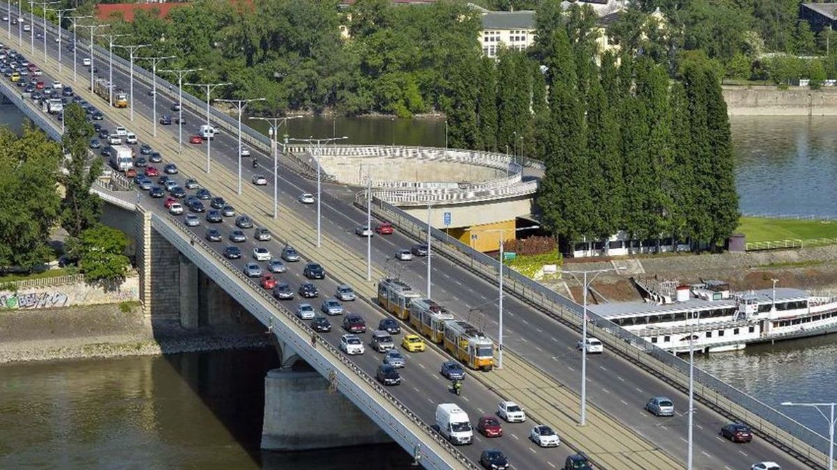 Autósok, figyelem! Szombatig lezárják az Árpád híd egyik oldalát