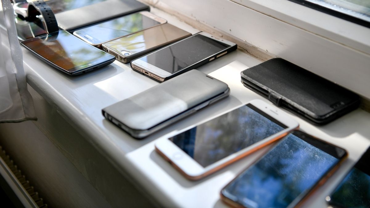 Itt tilos mobilozni! – hirdeti egy kis francia falu