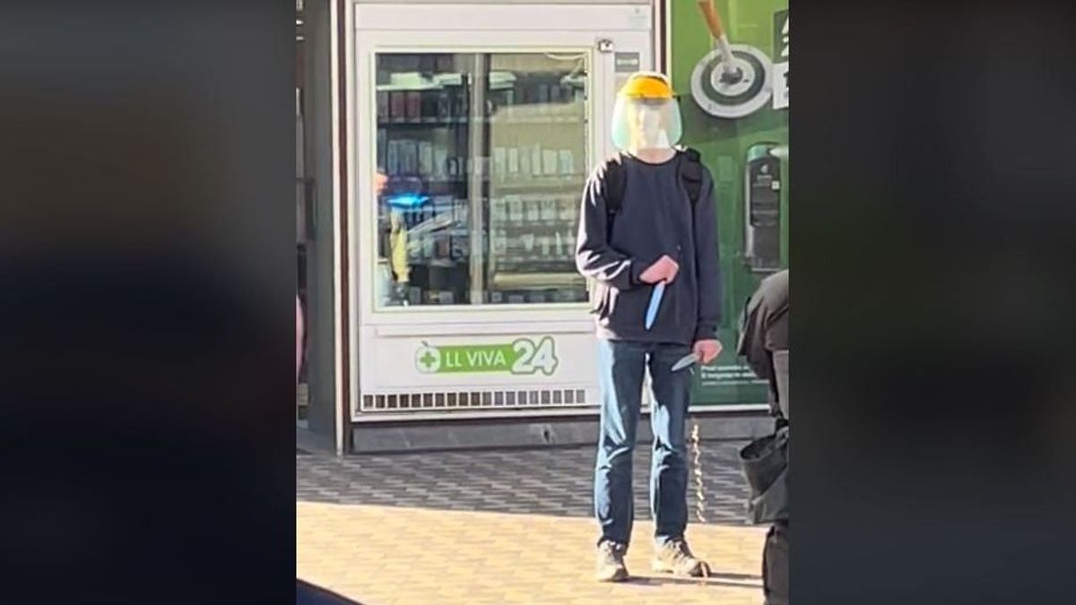 Hihetetlen videón, ahogy fél Ljubljana farkasszemet néz egy késes ámokfutóval