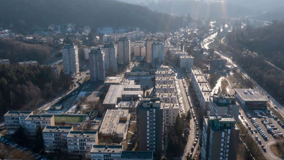 Szörnyű gyanú: direkt lökte ki szerelmét a győri panelház legfelső emeletéről
