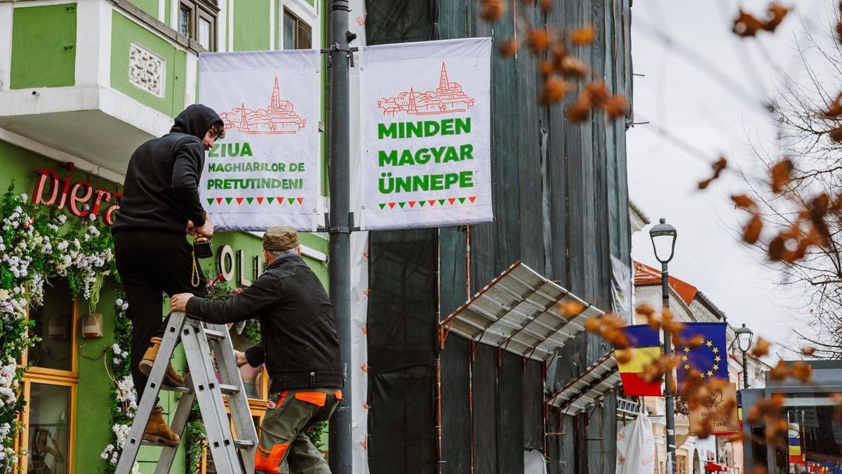 Történelmi pillanat Kolozsváron: piros-fehér-zöld dekorációt kapott a város a magyar nemzeti ünnep tiszteletére (FOTÓ)