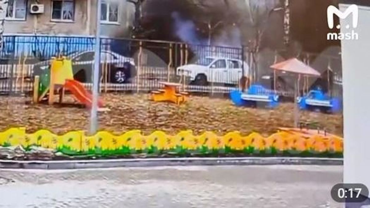 Videón, ahogy egy oroszországi játszótér mellett csapódik be az ukrán lövedék