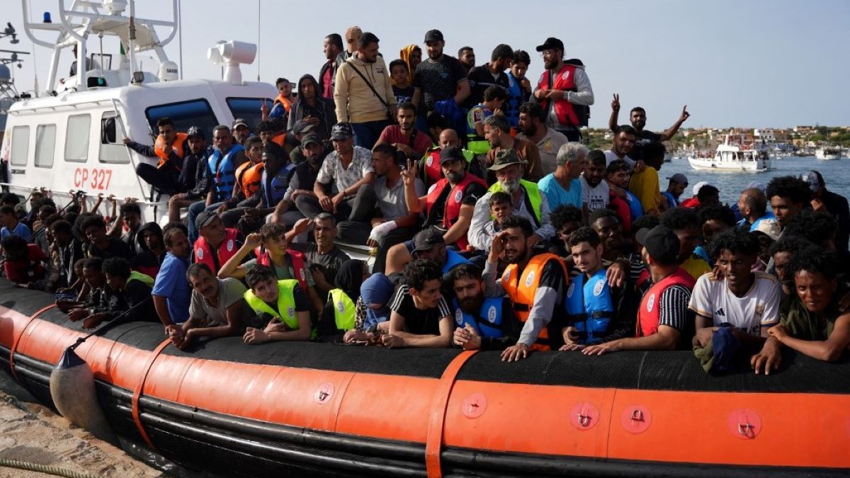Elárasztották a migránsok az olasz szigetet (VIDEÓ)