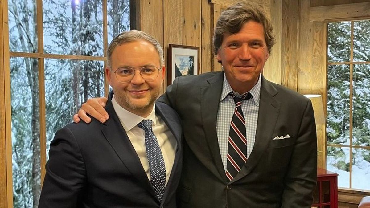 Orbán Balázs már Amerikában, Tucker Carlsonnal találkozott