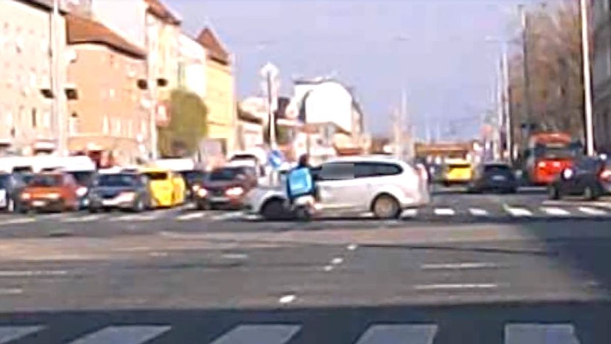Áthajtott a piroson, csúnyán összetörte magát a robogós futár (VIDEÓ)