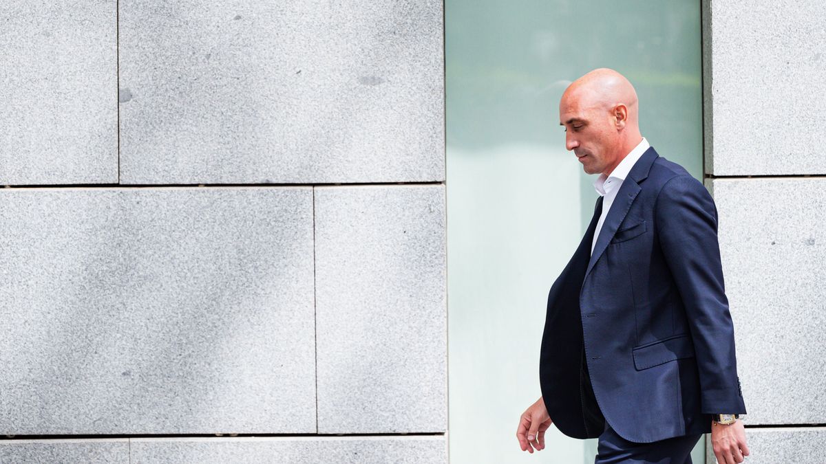 Akár 2,5 év börtönt is kaphat a saját játékosát szájon csókoló Luis Rubiales