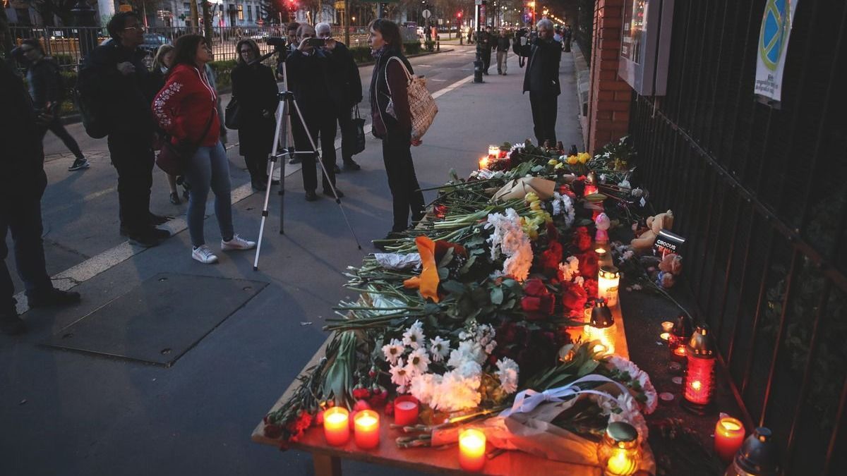 Álmatlan éjszaka: megemlékeztek a terrortámadás áldozatairól a budapesti orosz nagykövetség épülete előtt is