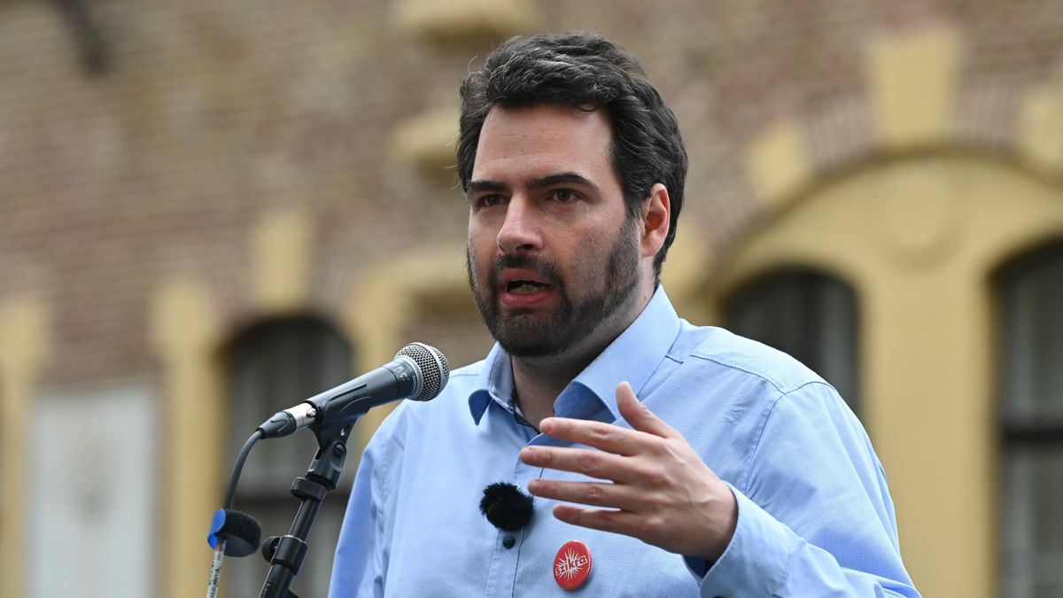 Lázár János minisztériumánál tart demonstrációt a Szikra Mozgalom