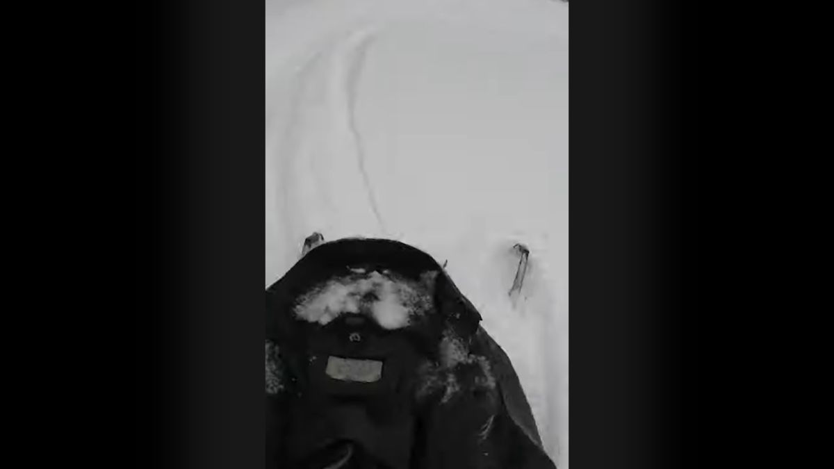 Drámai videó: utolérte és maga alá temette a lavina a motorosszánost