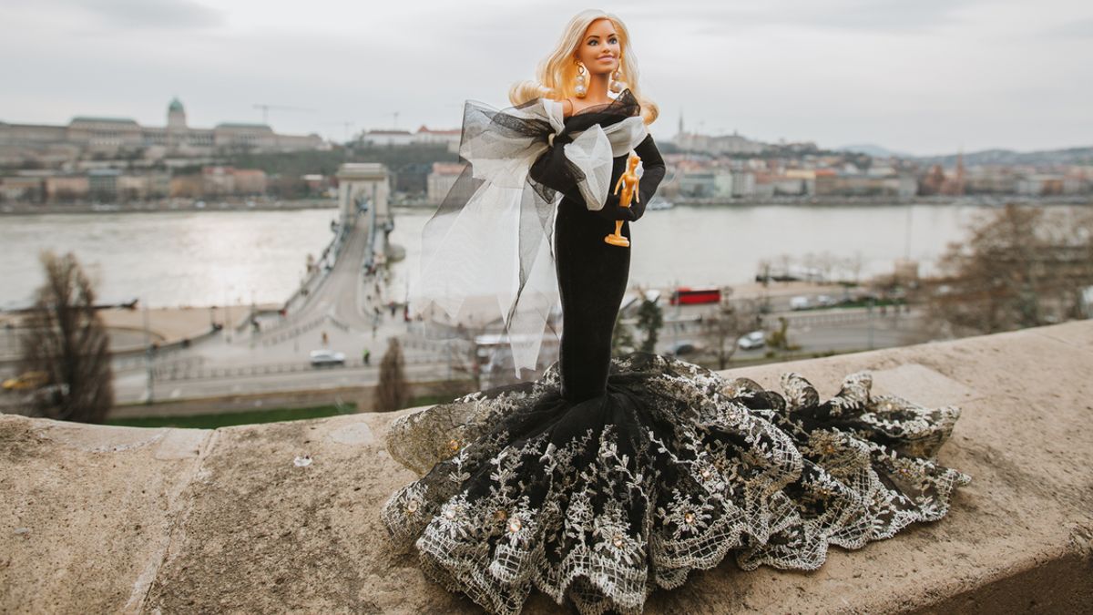 Magyar luxusdivatház öltöztette Barbie babát ünnepi ruhába